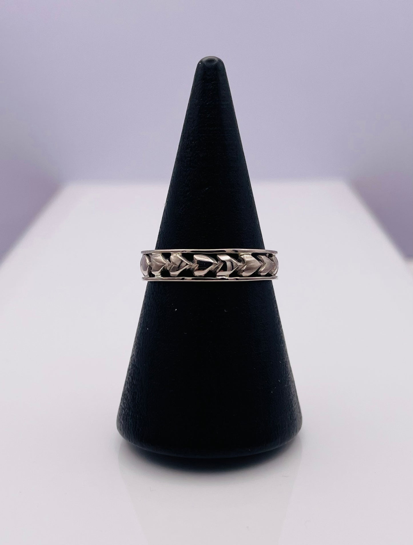 18 carat white gold wedding ring - Carved Heart