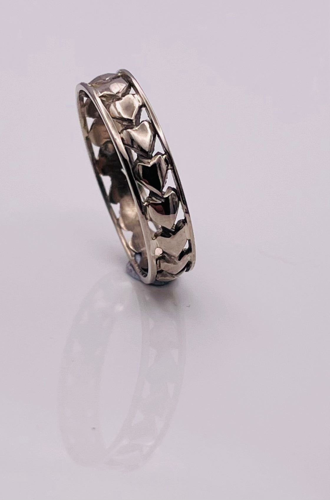 18 carat white gold wedding ring - Carved Heart