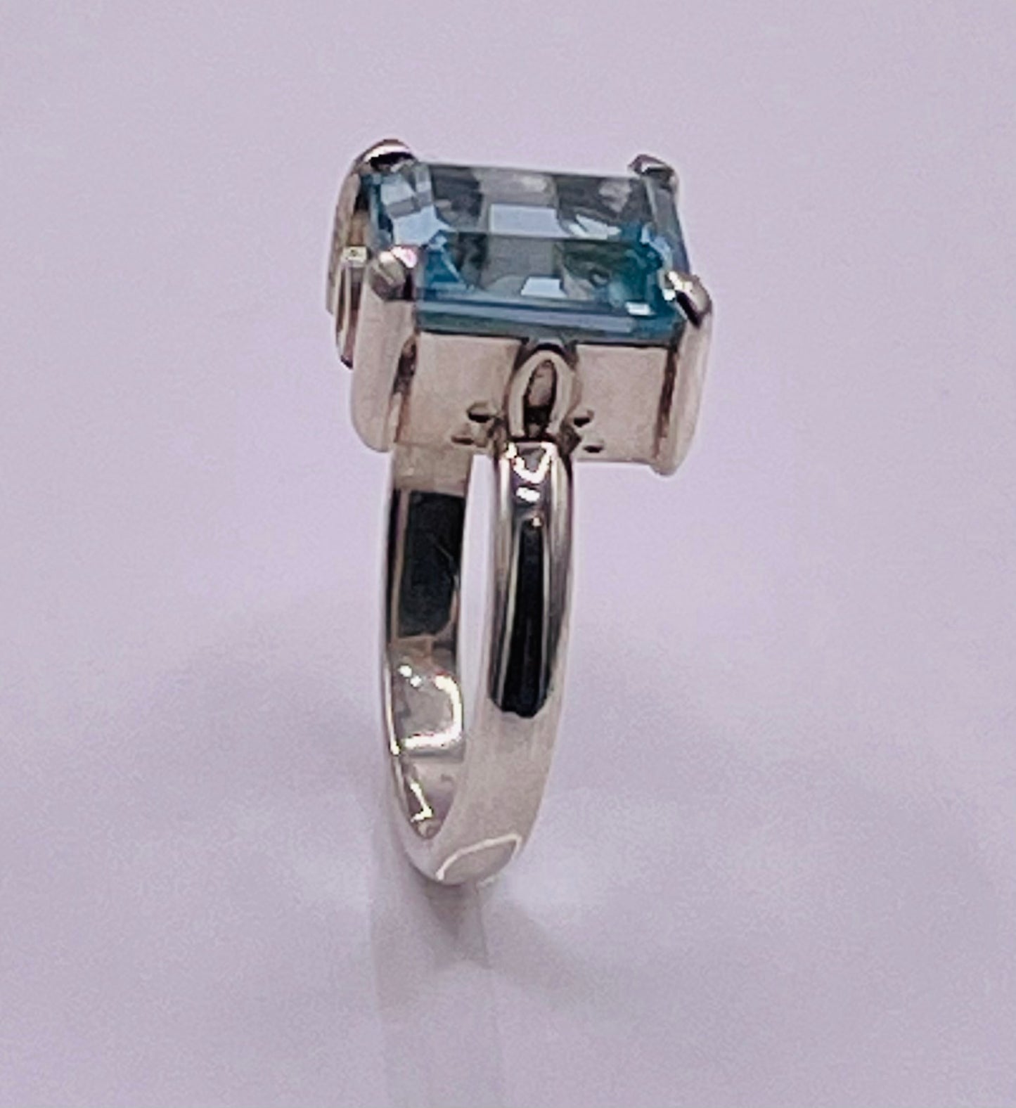 Blue Topaz and White Gold Ring ‘Atomic Sage’
